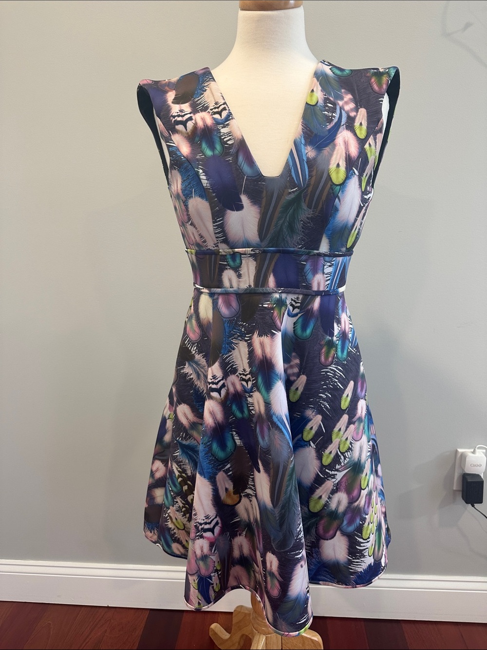 Cynthia Rowley Multicolor Feather Bonded Sheath Dress GREAT condition